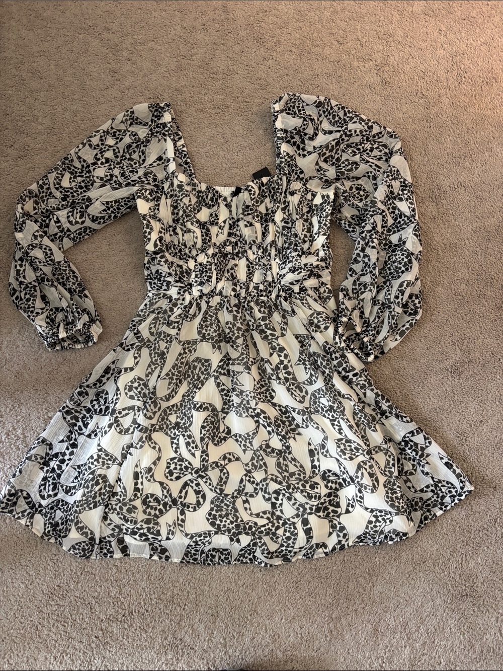Express NWT Black & White Printed Long-Sleeve Womens Dress. Size Small.